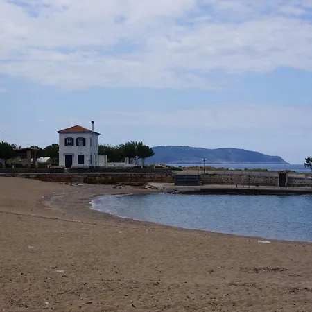 House - Traditional Stone House Close To The Beach *